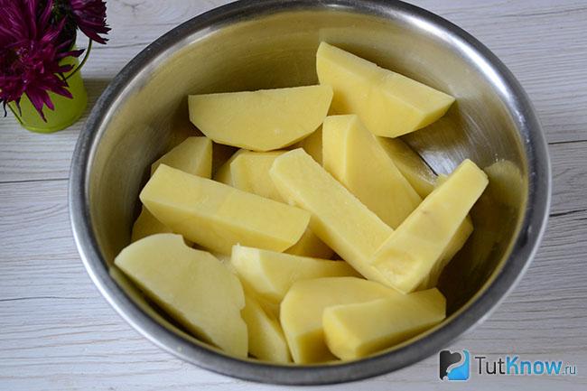 Миска с нарезанной картошкой