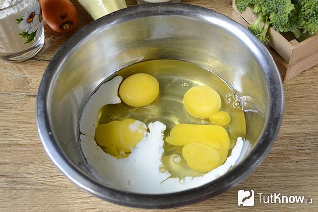 Миска с яйцами и молоком