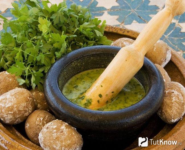 Молодой картофель с зелёным соусом Мохо Верде