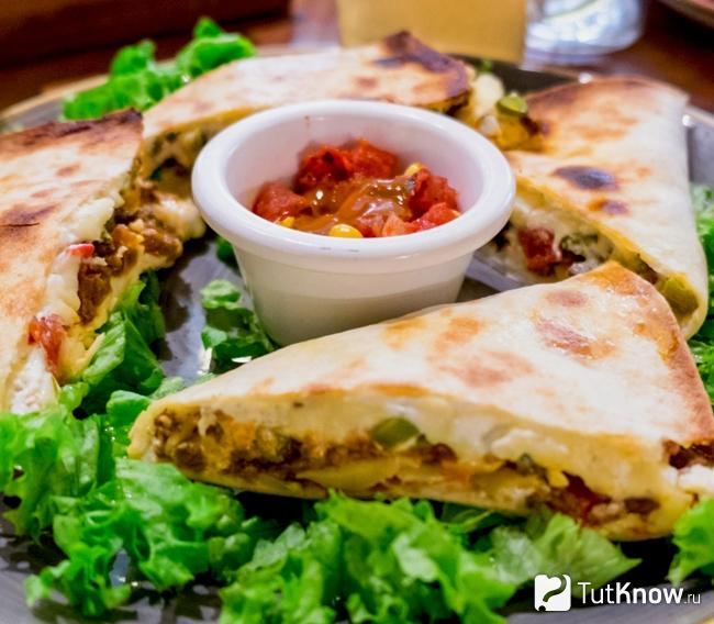 Кесадилья с мясным фаршем и сыром