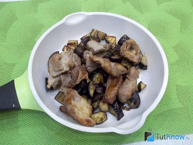 Баклажаны и мясо сложены в одну сковороду