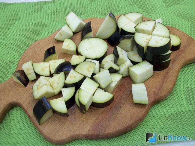 Баклажаны нарезаны кубиками