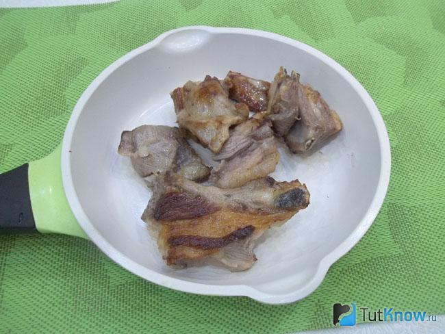 Мясо жарится в сковороде