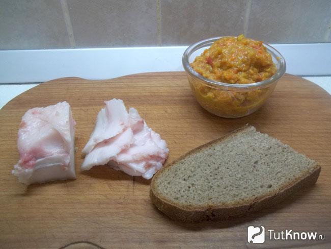 Сало нарезано ломтиками