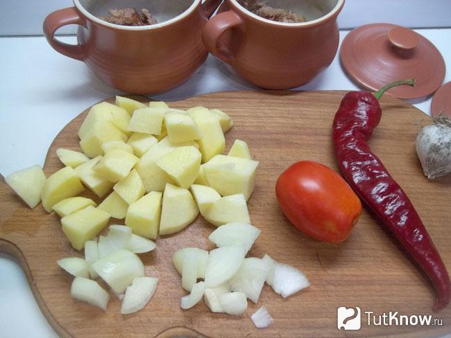 Картофель и лук нарезаны