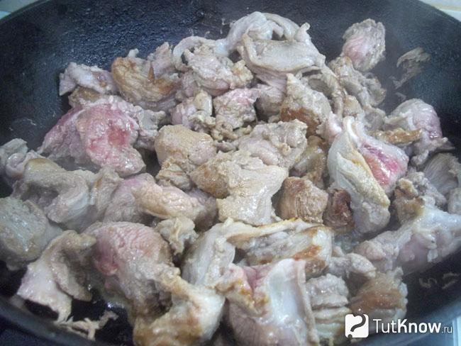 Мясо жарится в сковороде