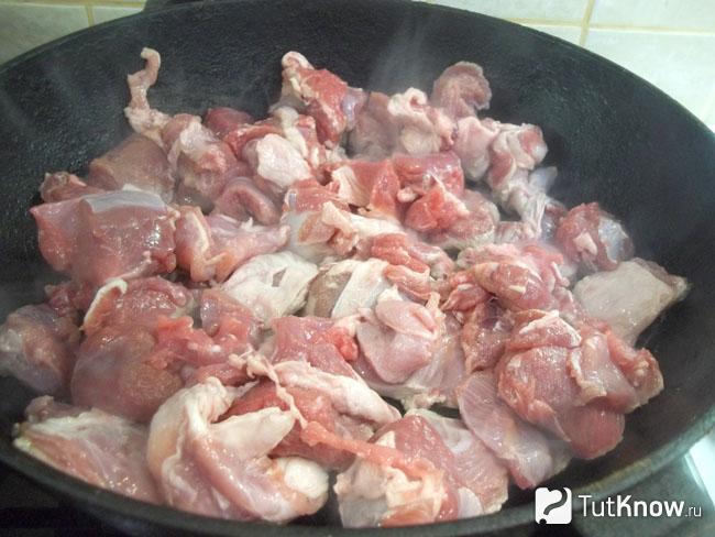 Мясо жарится в сковороде