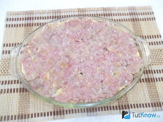 На картофель выложен фарш