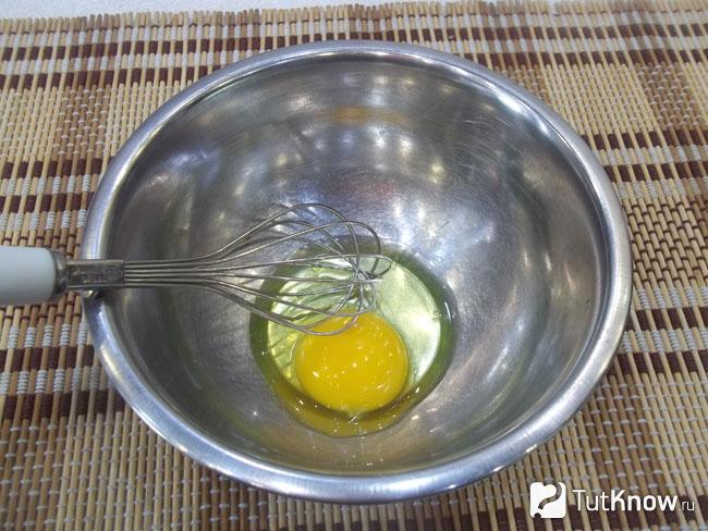 Яйца вылиты в миску и взбиты