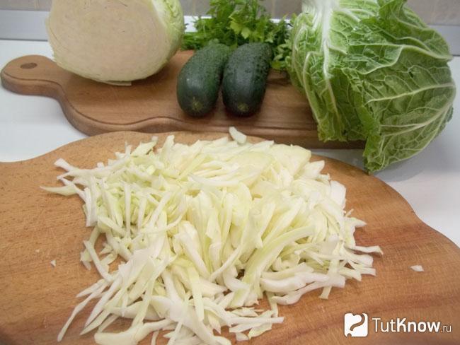 Белокочанная капуста тонко нашинкована