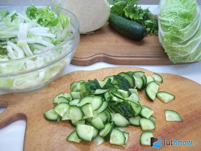 Огурцы нарезаны полукольцами