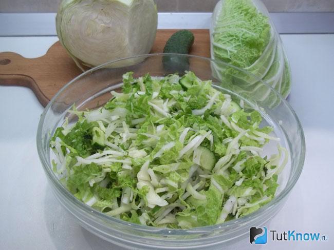 Готовый зеленый салат с капустой и огурцами