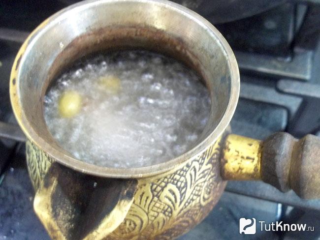 Вода доведена до кипения