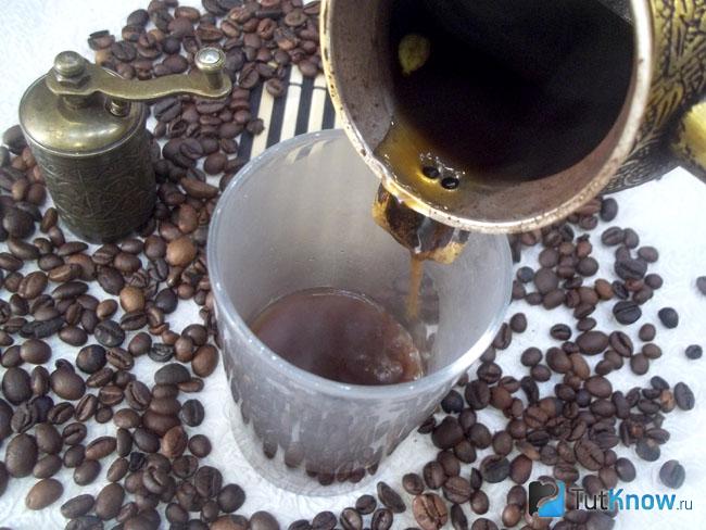 Готовый кофе по-восточному с кардамоном, гвоздикой и перцем