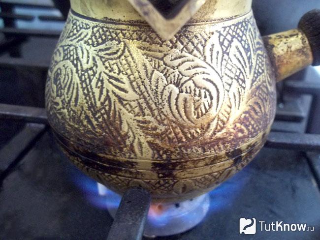 Турка на плите, кофе доведено до кипения
