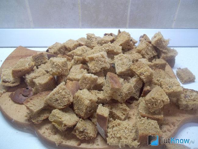 Хлеб нарезан кубиками