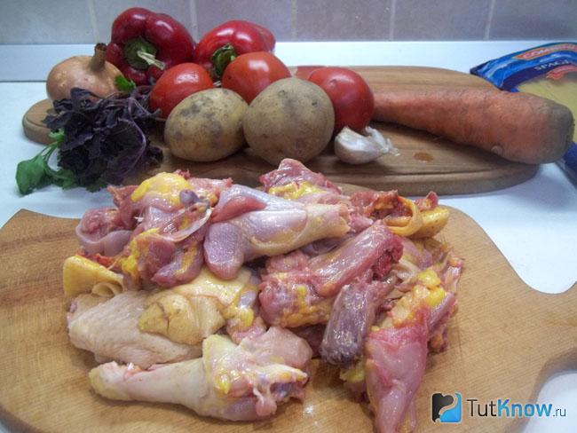 Курица нарезана кусочками