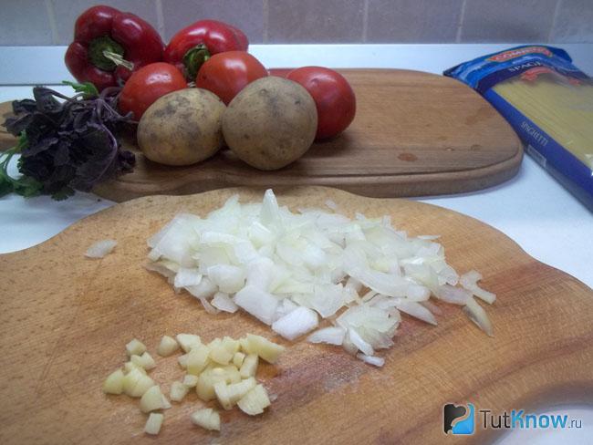 Репчатый лук и чеснок измельчены