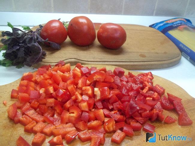 Сладкий перец нарезан кубиками