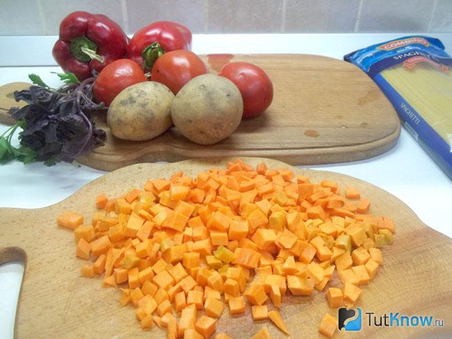 Морковь нарезана кубиками