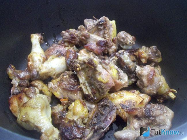 Жареная курица выложена в сотейник