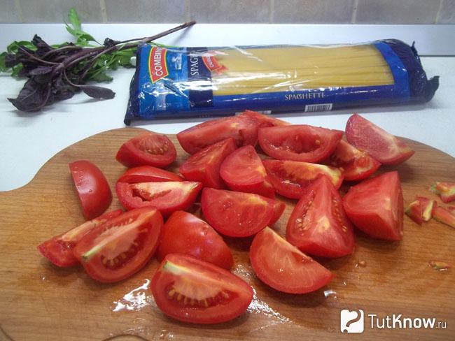 Помидоры нарезаны дольками
