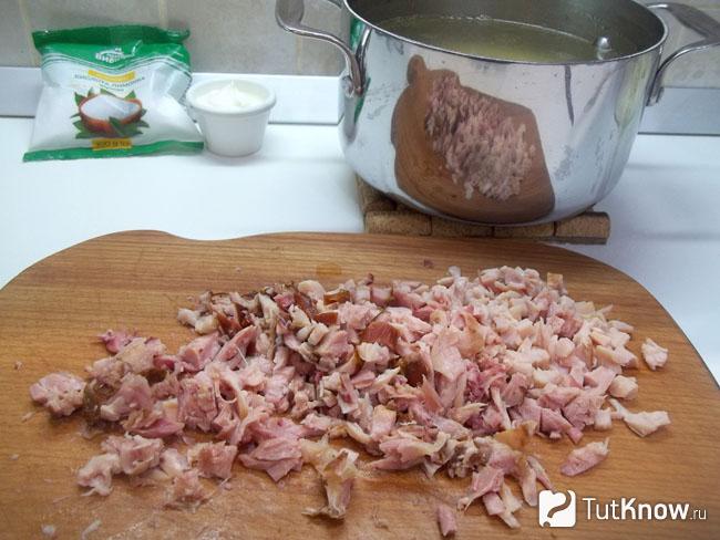 Копченая курица нарезана кусочками