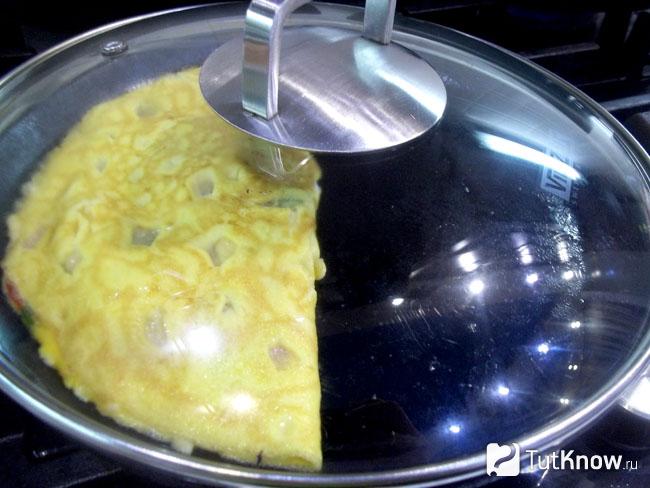 Готовый закрытый омлет с манкой, помидорами сыром и зеленью