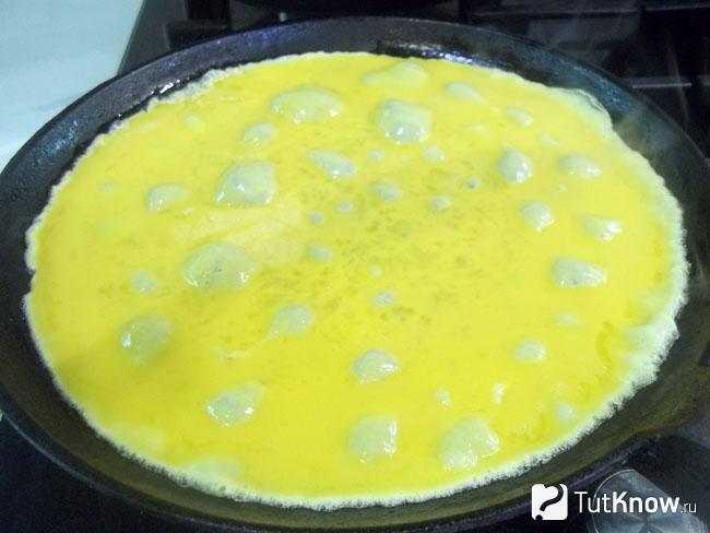 Яичная масса вылита на сковороду