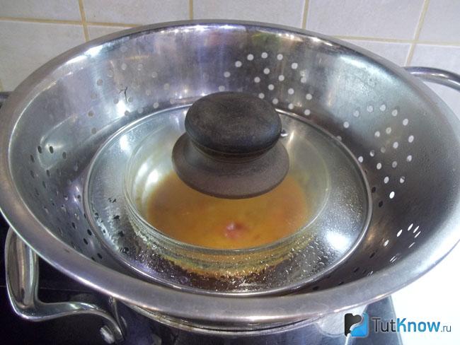 Омлет готовится на паровой бане