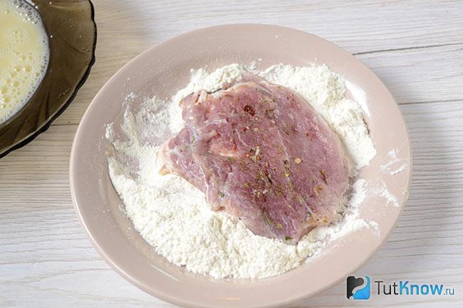 Мясо обваливается в муке