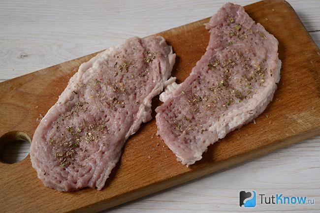 Куски мяса посыпаны специями
