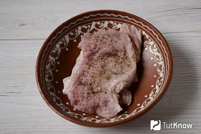 Кусок свинины маринуется
