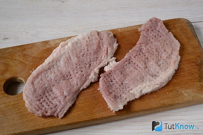 Два отбитых куска мяса