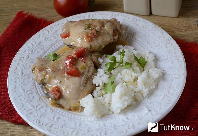 Паприкаш из курицы подан к столу