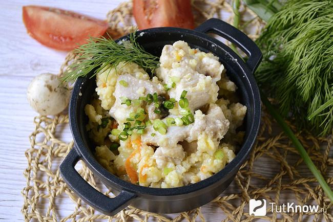 Пшенная каша с курицей подана к столу