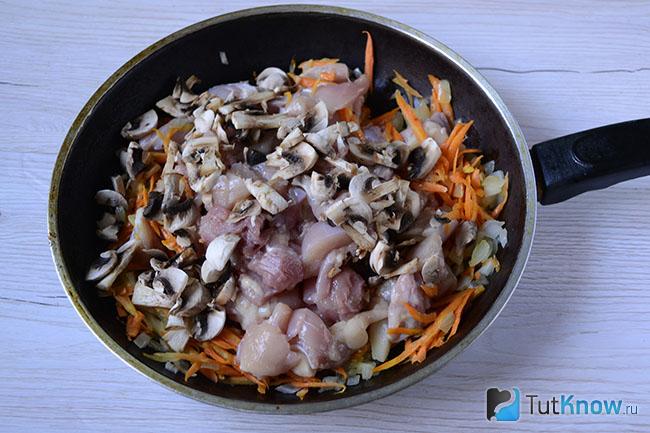 Овощи, мясо и грибы обжариваются на сковороде