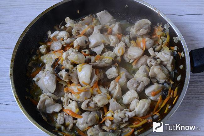 Мясо, грибы и овощи после обжарки