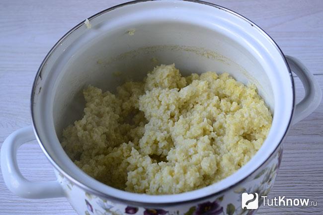 Кастрюля с пшеном