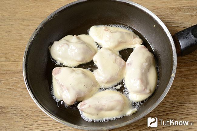 Куски свинины в кляре обжариваются на сковороде