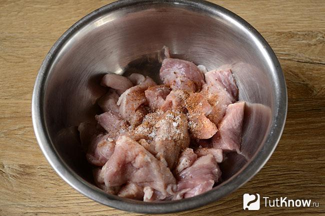 Куски свинины посыпаны специями