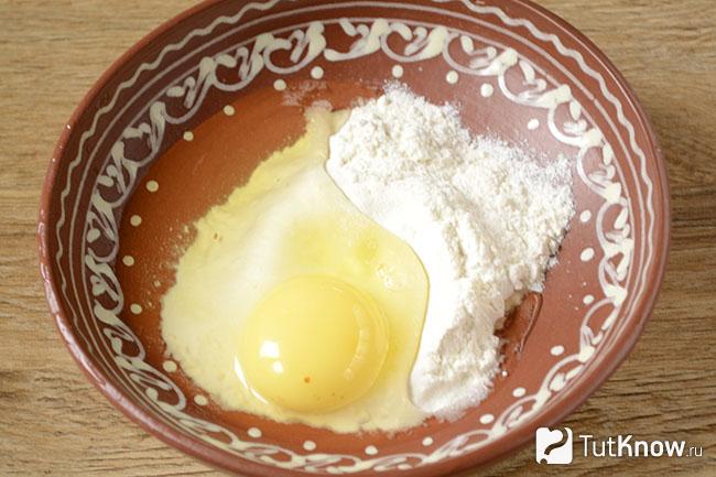 Миска с крахмалом, мукой и яйцом