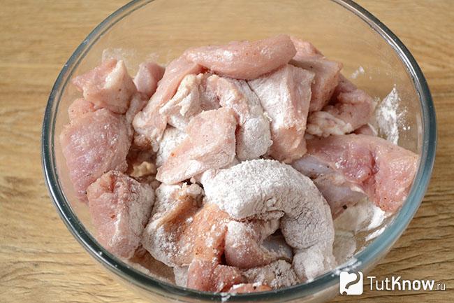 Куски мяса посыпаны мукой