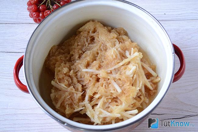 Кастрюля с тёртыми яблоками