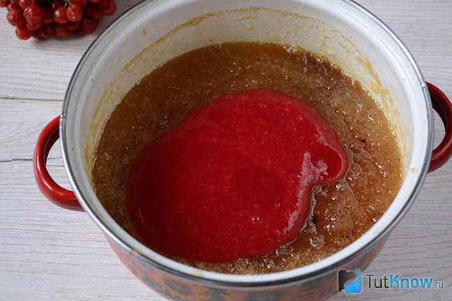 Кастрюля с яблочным и калиновым пюре