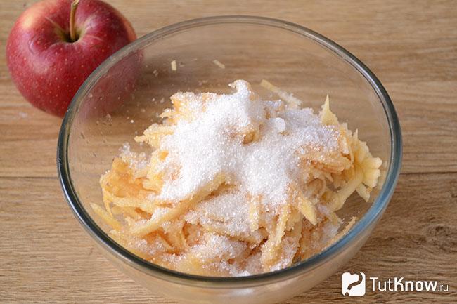 Яблочная стружка посыпана сахаром