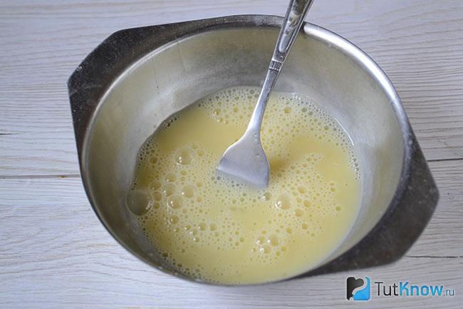 Миска со взбитыми яйцами