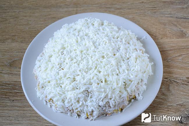 Салат покрыт яичным белком
