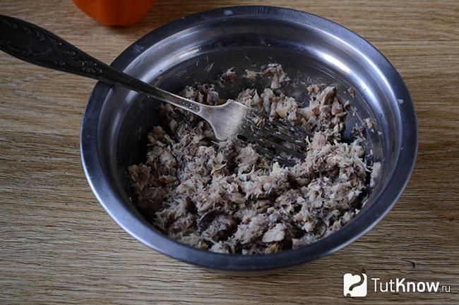 Миска с рыбными консервами