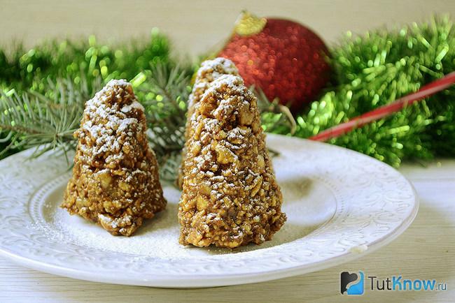 Десерт Еловые шишки на тарелке